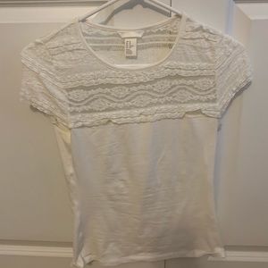 White short sleeve shirt with ruffle design